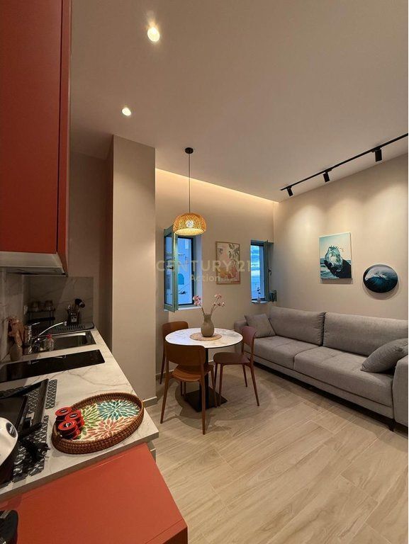 Shitet Studio – Rezidenca Santorini, Dhërmi 🌊  Shitet studio në një nga rezidencat më të bukura në bregdetin e jugut, Rezidenca Santorini në Dhërmi. Apartamenti ka një sipërfaqe 40 m² bruto (35 m² neto) dhe është i organizuar në mënyrë shumë funksionale.  Organizimi përfshin: • 1 dhomë gjumi • Ambient ndenjieje me kuzhinë • 1 tualet  Studio ofrohet e mobiluar me stil modern nga brandi Brunes, me materiale cilësore dhe arredim bashkëkohor.  Një mundësi shumë e mirë si shtëpi pushimi ose investim për qira sezonale në një nga zonat më të kërkuara të rivierës shqiptare. 🌅