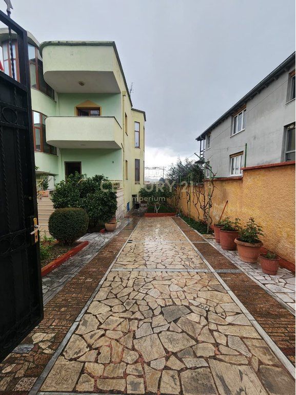 🏰 Vilë Trekatëshe me Potencial Zhvillimi – Qyteti Studenti