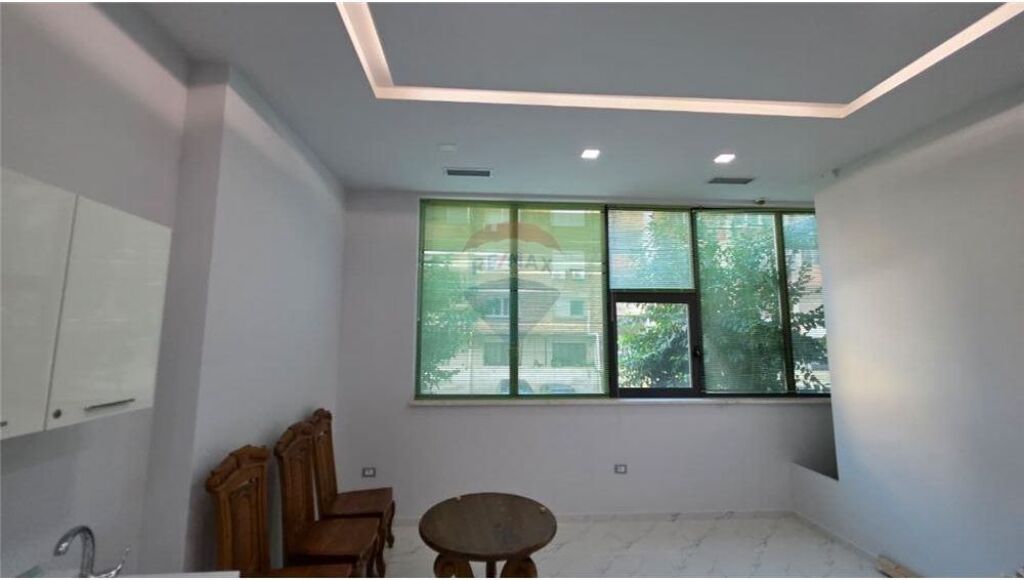 Klinikë Dentare- Për Shitje - Rruga Hajredin Haxhiraj, Vlorë