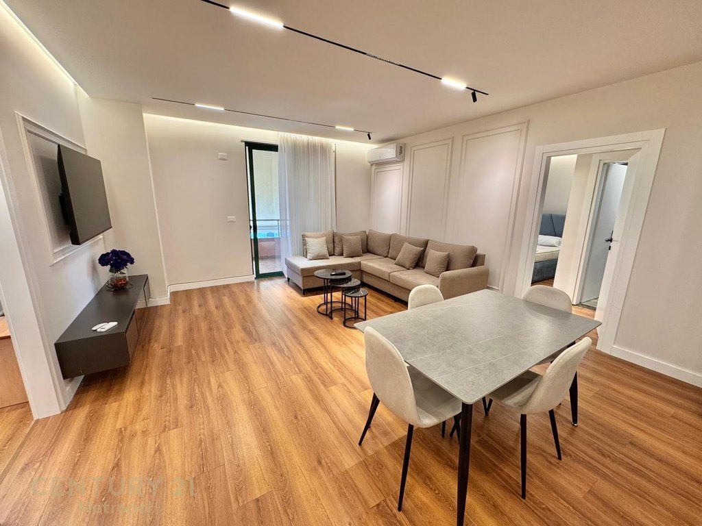 APARTAMENT 2+1 PRANE PAZARIT TE RI! 1,050 € /Muaj