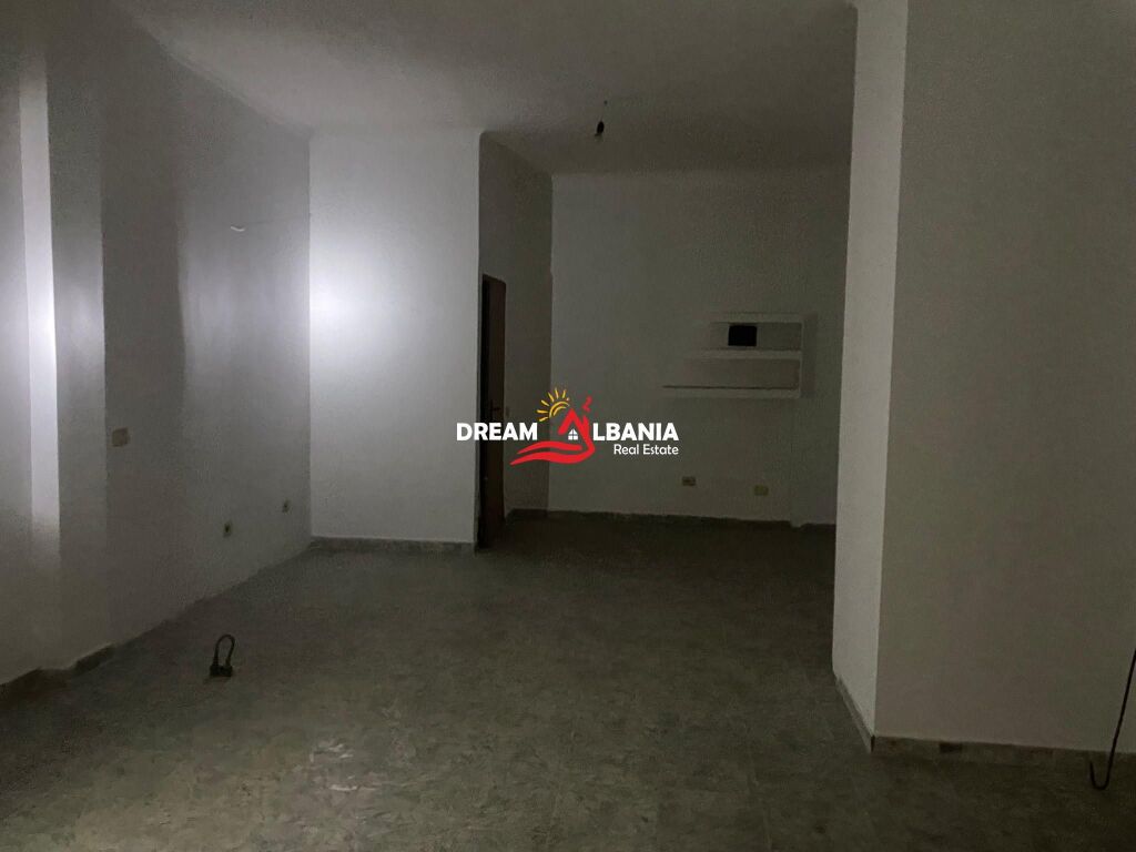 Dyqan/Zyre/Garsoniere per shitje ne zonen e Laprakes tek Rruga Dritan Hoxha ne Tirane (ID 4171621)