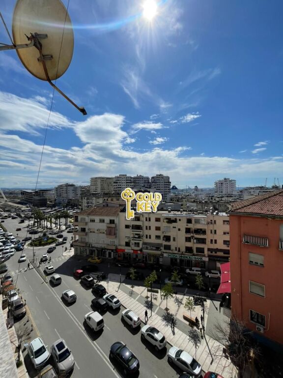 🏡  APARTAMENT ME QERA 1+1Pallati i Sportit, Rrugë Kryesore, Durrës