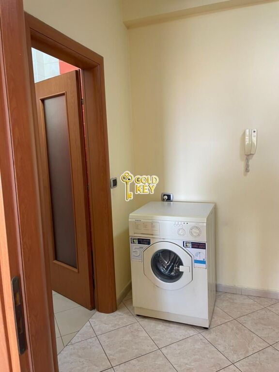 🏡  APARTAMENT ME QERA 1+1Pallati i Sportit, Rrugë Kryesore, Durrës