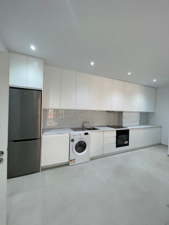 21 Dicembre vicino al Centro, si affitta un nuovo appartamento 2+1, nuovo, mai abitato, in un edificio nuovo!