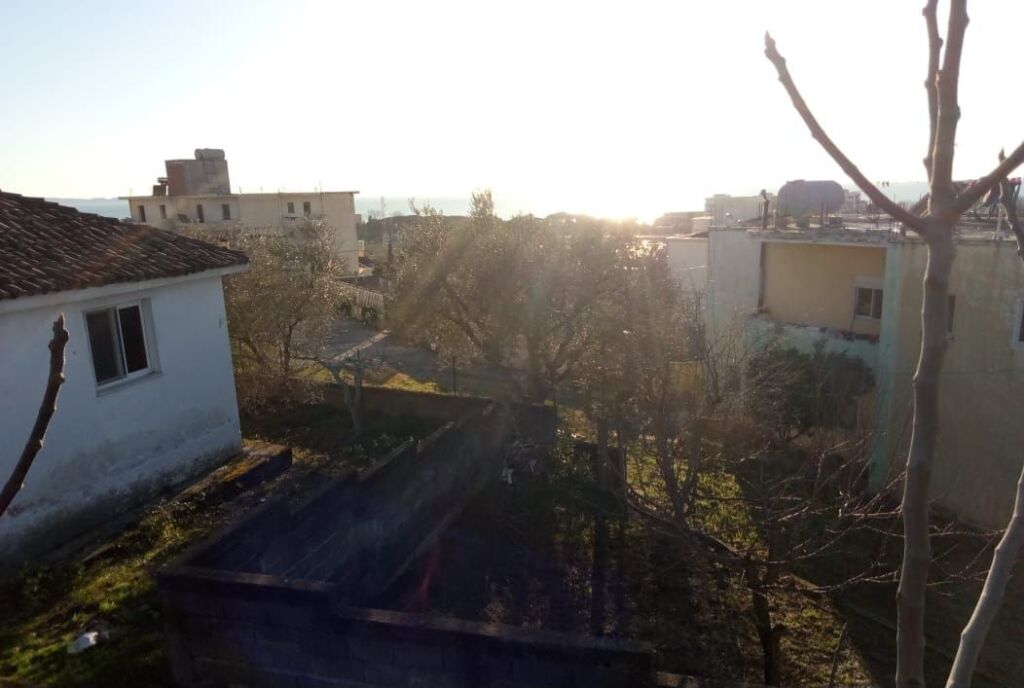 SHITET  NDERTESE +TOKE, PLEPA , DURRES.( Pjeserisht pamje deti)
