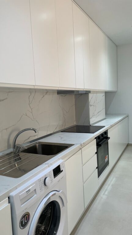 21 Dicembre vicino al Centro, si affitta un nuovo appartamento 2+1, nuovo, mai abitato, in un edificio nuovo!