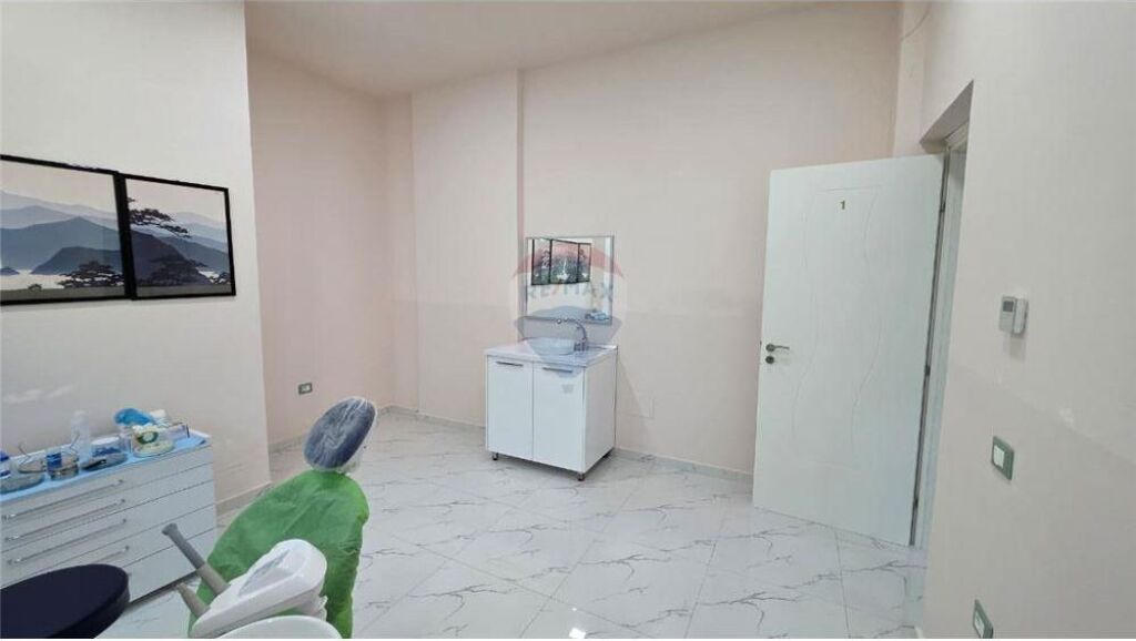 Klinikë Dentare- Për Shitje - Rruga Hajredin Haxhiraj, Vlorë