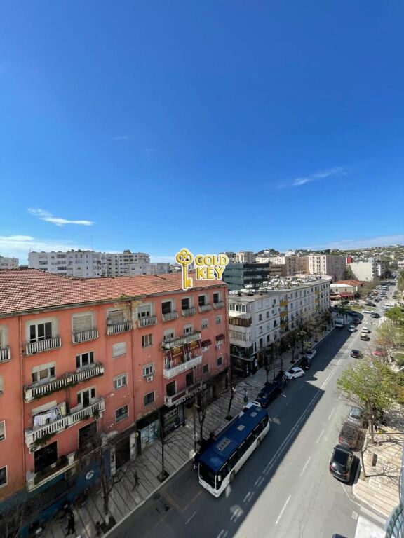 🏡  APARTAMENT ME QERA 1+1Pallati i Sportit, Rrugë Kryesore, Durrës