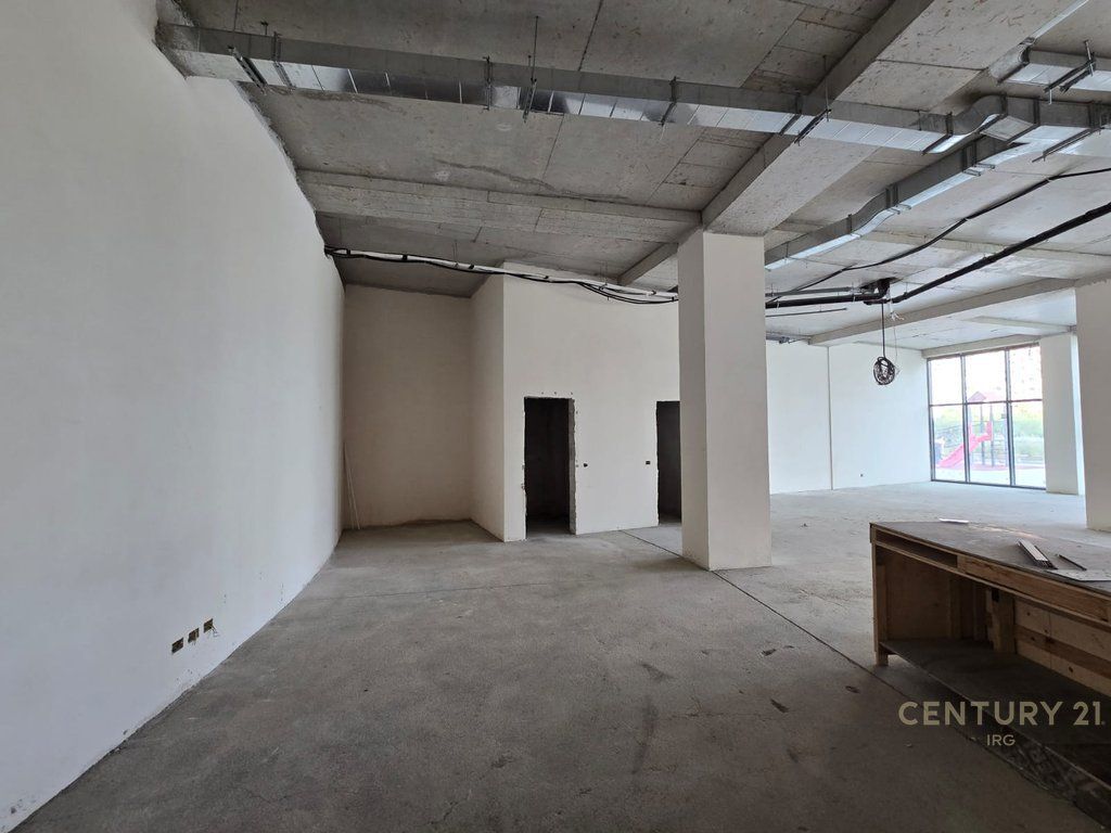 COMMERCIAL UNIT FOR RENT WITH 2 PARKING SPOTS, GROUND FLOOR AT LAKE VIEW !!