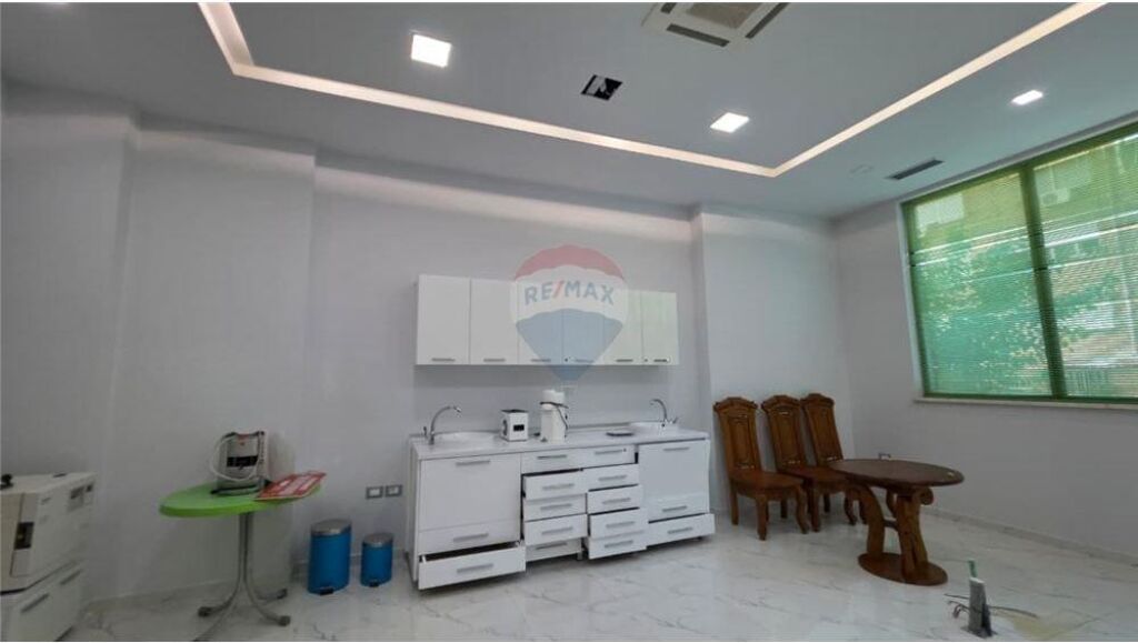 Klinikë Dentare- Për Shitje - Rruga Hajredin Haxhiraj, Vlorë