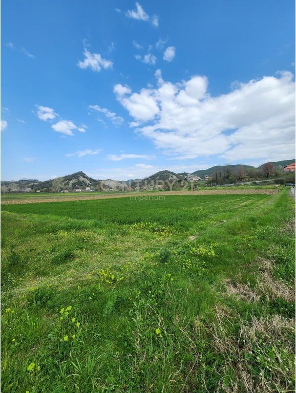 Terreno in Vendita fronte strada a Maknor Peze Helmes di Tirana - 337.500€ | 3750 m²