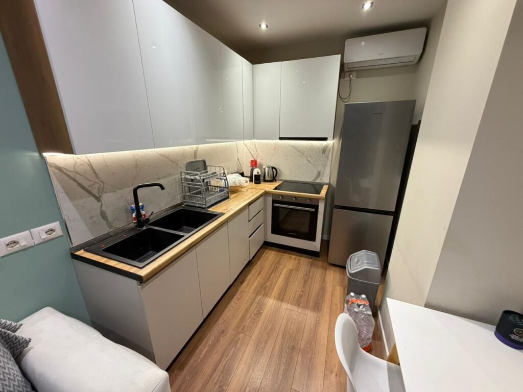 ✨Jepet super apartament me qera 1+1  📐55m2 neto dhe e sapo investuar.  🛋️Hyrja disponon mobilim te kompletuar dhe ka te gjitha sendet e nevojshme. Nuk mungon asgje dhe eshte gati per bamim. 🏬Ndodhet ne pallat te ri me ashensor  🧗🏻kati i 7 (jo i fundit)  📍Adresa: rruga mine peza  💶Cmimi 58000 leke i padiskutueshem!