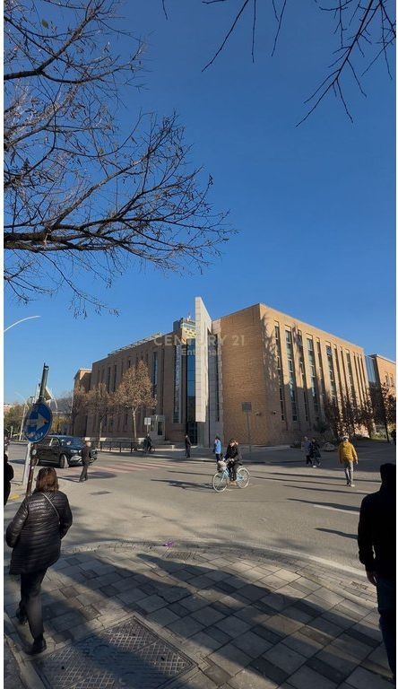 Mercato Cam - Vendesi al piano 0 fronte strada in vendita con affitto attivo vicino alla Banca d'Albania