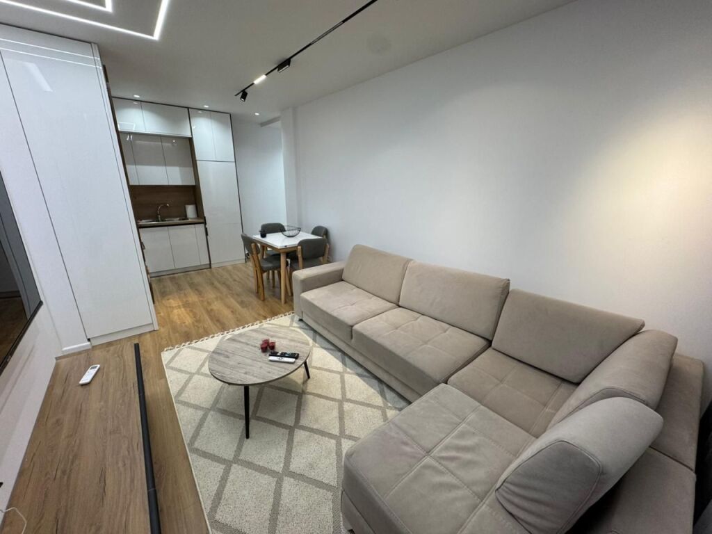 Affittasi appartamento 2+1+Parcheggio  Indirizzo: Ali Demi Complesso Kadiu  Arredato  7° piano  Superficie 89 m2  Prezzo 600 mila lek con parcheggio