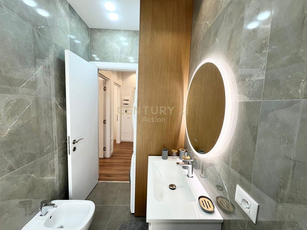 JEPET ME QIRA SUPER APARTAMENT 1+1+POST PARKIM,RRUGA E DIBRES! 720 € /Muaj