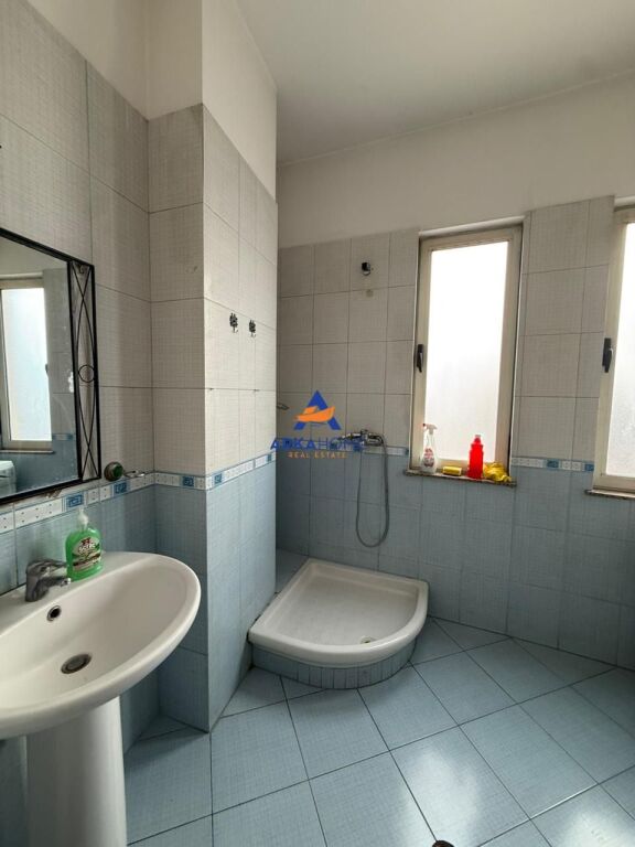 JEPET APARTAMENT ME QERA 1+1 + VERANDË "UNAZA E RE PRANE BOHEMIT" 400 EURO