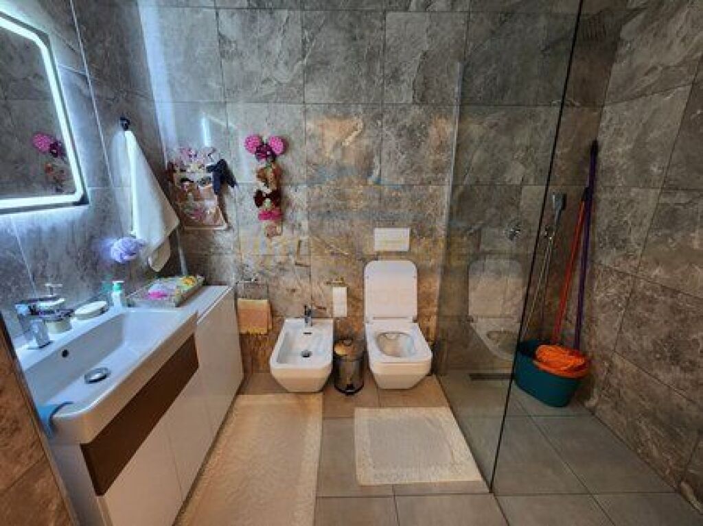 Shitet, Apartament 2+1+Post Parkimi, Liqeni i Thate, Tiranë