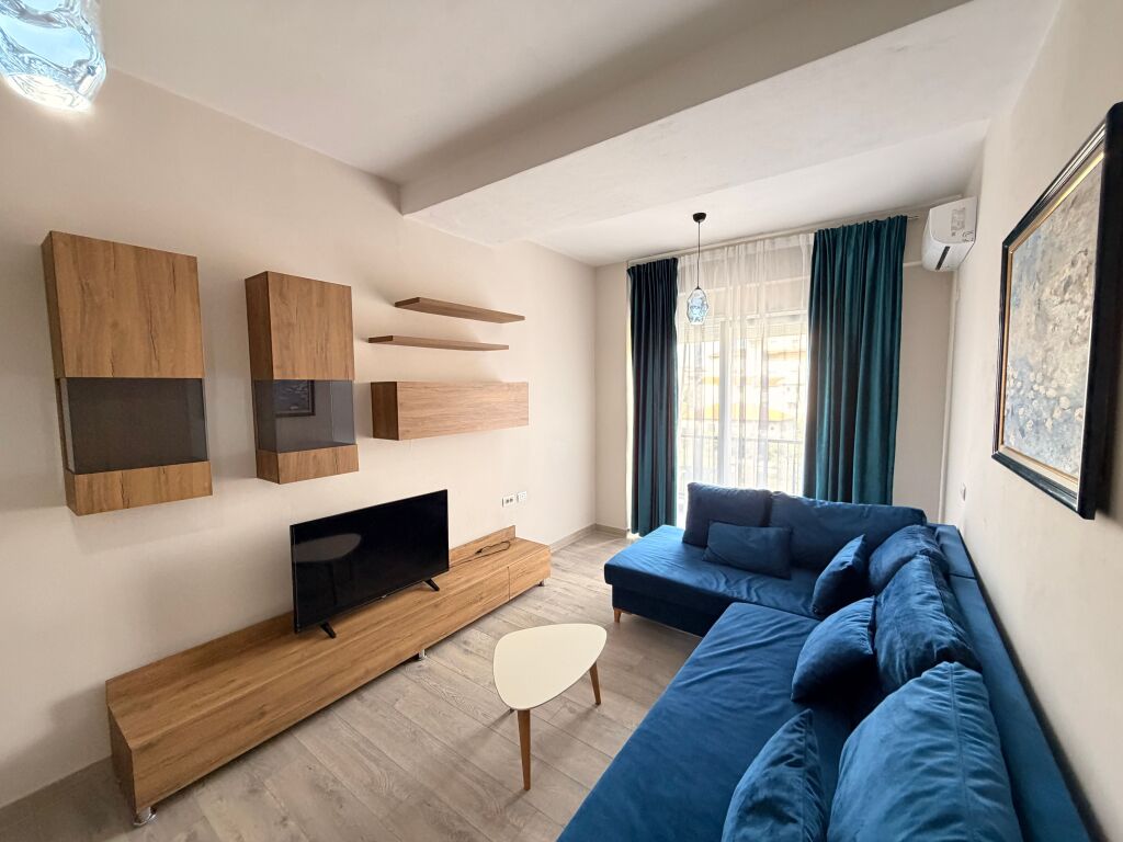 Jepet me qera apartament 1+1 ne rrugen Xhanfize Keko te Xhamlliku.Apartamenti eshte totalisht i ri,i sapo arreduar me cdo gje cilesore,ndodhet ne nje pallat te ri me ashensor.600 mije leke qeraja mujore