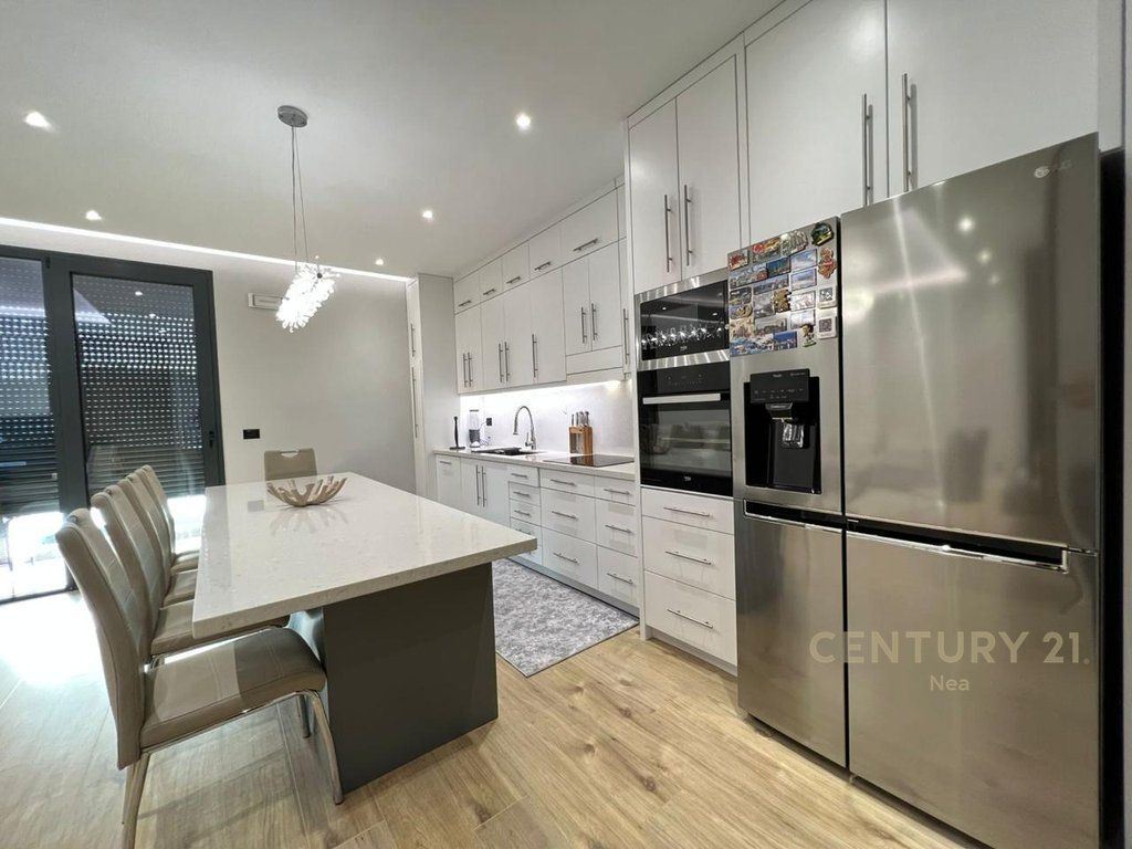 Shitet apartament luksoz 3+1+2 ne nje rezidence te re prane Teg