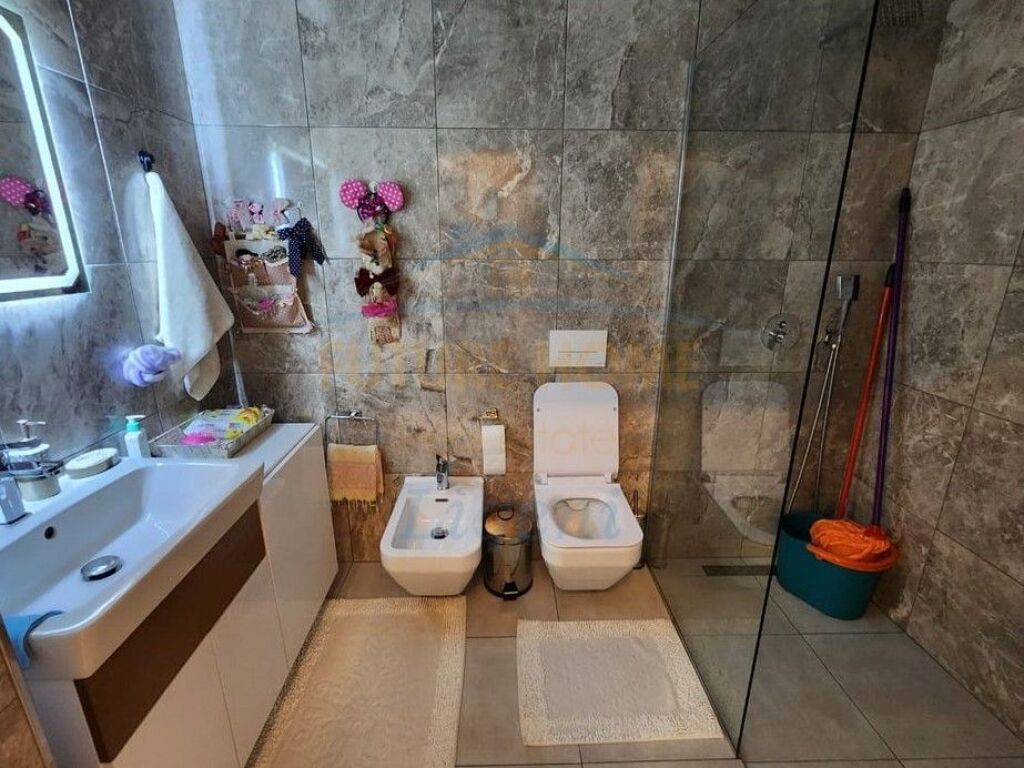 Shitet, Apartament 2+1+Post Parkimi, Liqeni i Thate, Tiranë