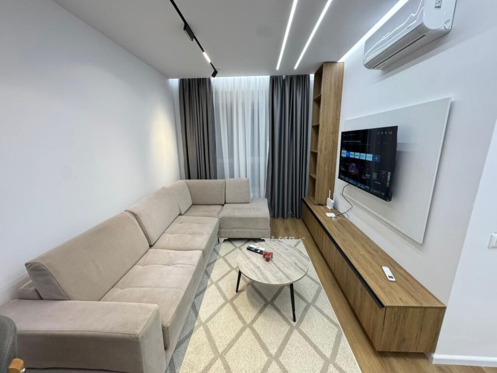 Affittasi appartamento 2+1+Parcheggio  Indirizzo: Ali Demi Complesso Kadiu  Arredato  7° piano  Superficie 89 m2  Prezzo 600 mila lek con parcheggio