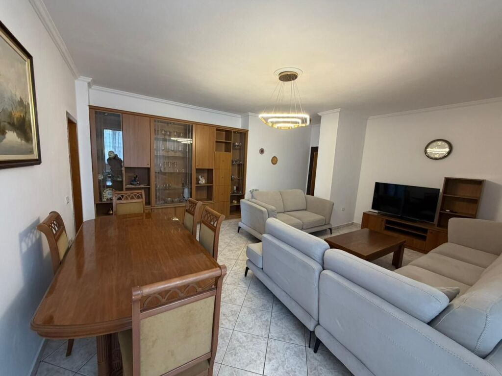 Appartamento in affitto in Via Siri Kodra 📍 Sopra Ambulanza n. 3, 5° piano (con ascensore) 📐 110 m² | 🛋️ Soggiorno + cucina | 🛏️ 3 camere da letto | 🚿 2 bagni | 🌇 Balcone 💶 Prezzo: 750€/mese