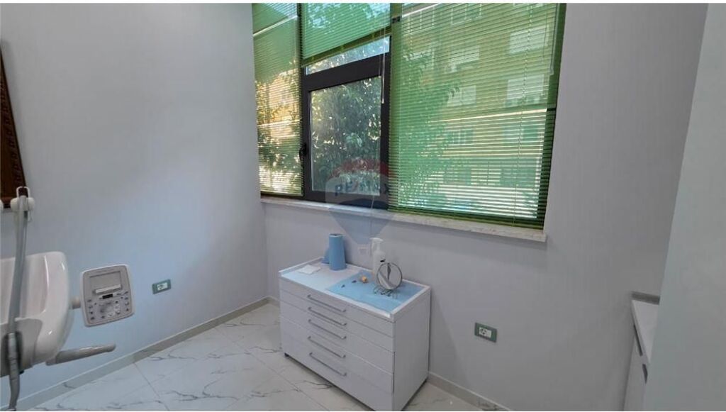 Klinikë Dentare- Për Shitje - Rruga Hajredin Haxhiraj, Vlorë