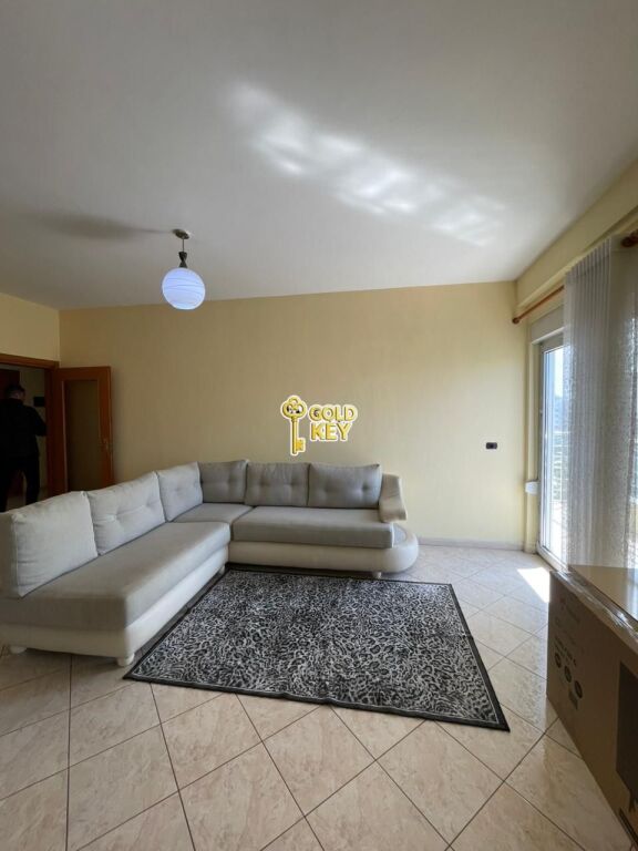 🏡  APARTAMENT ME QERA 1+1Pallati i Sportit, Rrugë Kryesore, Durrës