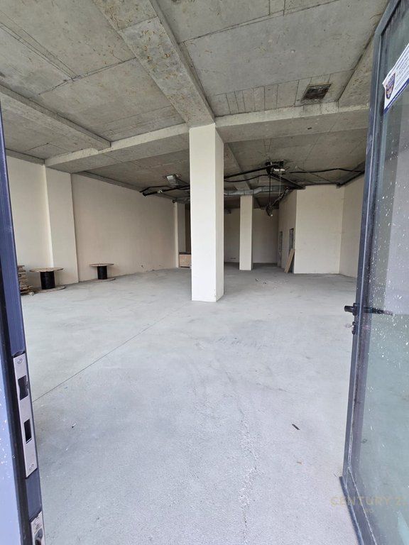 COMMERCIAL UNIT FOR RENT WITH 2 PARKING SPOTS, GROUND FLOOR AT LAKE VIEW !!