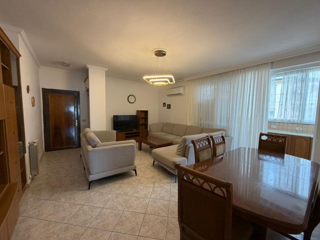 Appartamento in affitto in Via Siri Kodra 📍 Sopra Ambulanza n. 3, 5° piano (con ascensore) 📐 110 m² | 🛋️ Soggiorno + cucina | 🛏️ 3 camere da letto | 🚿 2 bagni | 🌇 Balcone 💶 Prezzo: 750€/mese