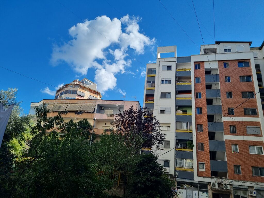Apartament 2+1 me qera, ngjit Pallatit me Shigjeta