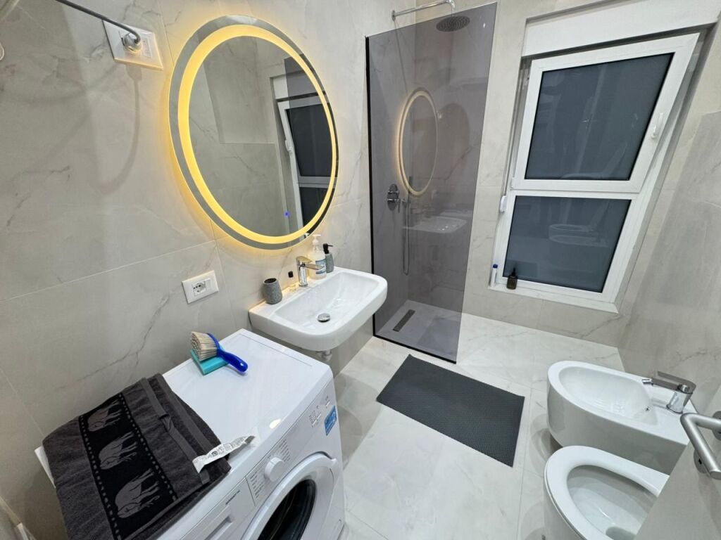 Affittasi appartamento 2+1+Parcheggio  Indirizzo: Ali Demi Complesso Kadiu  Arredato  7° piano  Superficie 89 m2  Prezzo 600 mila lek con parcheggio