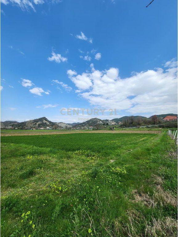 Terreno in Vendita fronte strada a Maknor Peze Helmes di Tirana - 337.500€ | 3750 m²