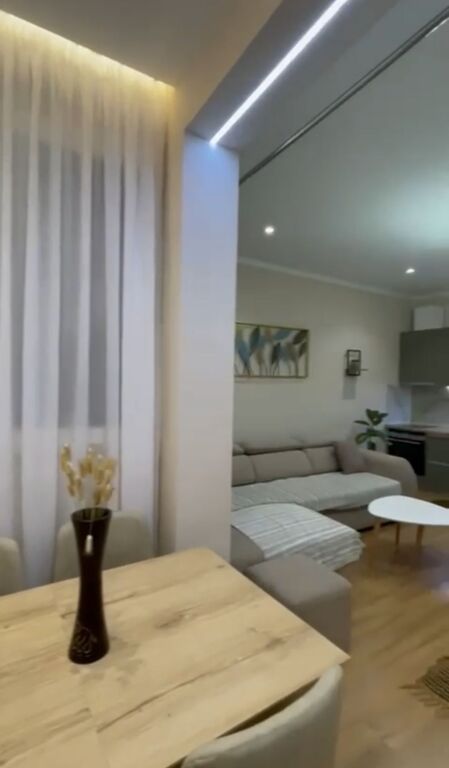 Affittasi appartamento 1+1, Via Kavajës, di fronte a Delijorgjit.