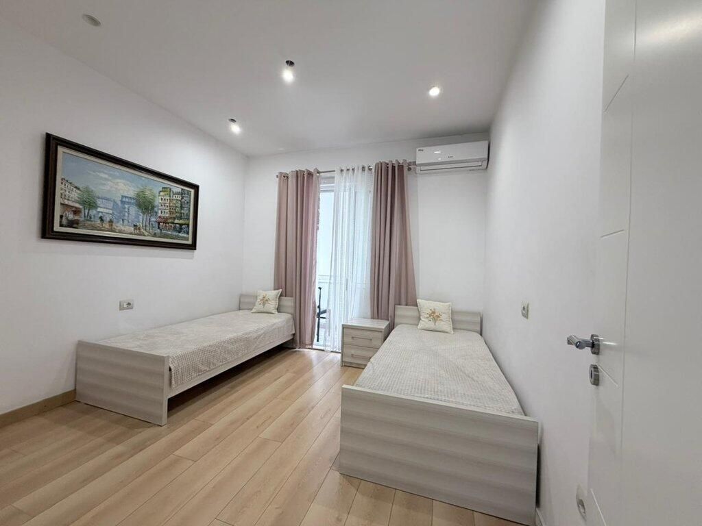 Vicino a "Kafe Flora", all'inizio della strada di Durazzo.  🔺️ Vendiamo super appartamento 2+1 con 2 bagni