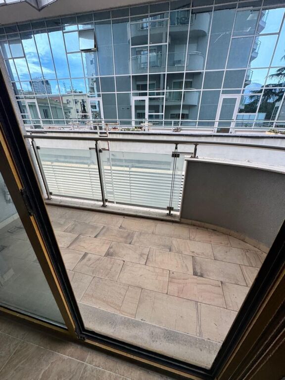 Locale commerciale in affitto 3+1+2 + 28 m2 veranda  (Sky towers)
