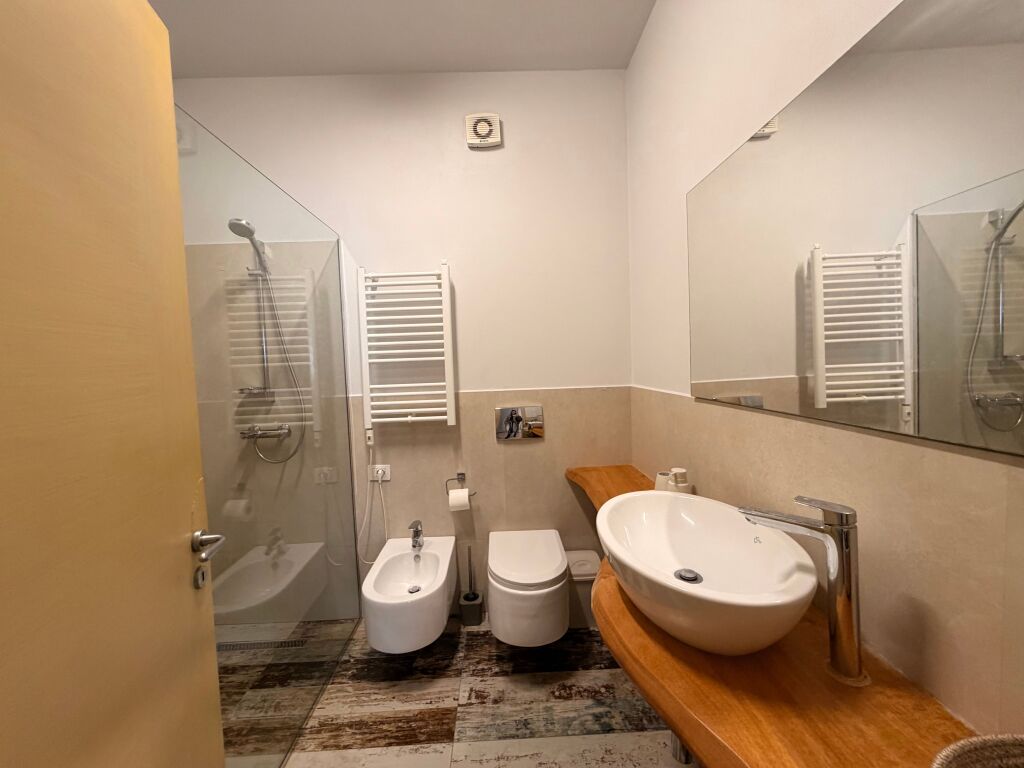 SHITET apartament 3+1 plot dritë tek HIPOTEKA e Tiranës