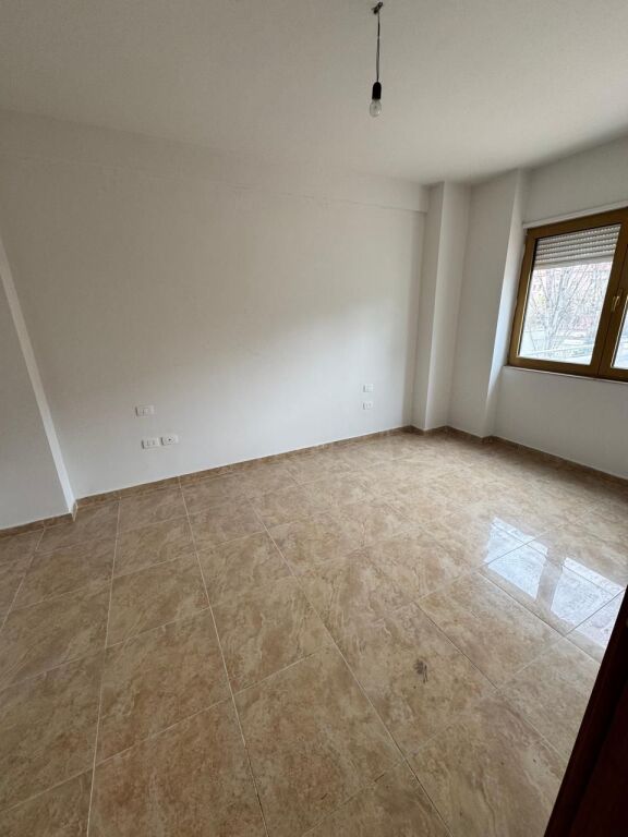 Locale commerciale in affitto 3+1+2 + 28 m2 veranda  (Sky towers)
