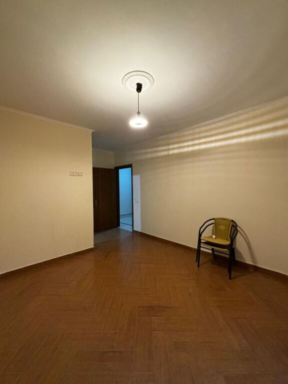 Shitet apartament 2+1+2 në Misto Mame