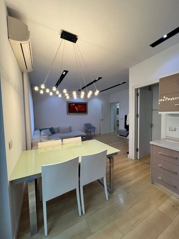 Vicino a "Kafe Flora", all'inizio della strada di Durazzo.  🔺️ Vendiamo super appartamento 2+1 con 2 bagni