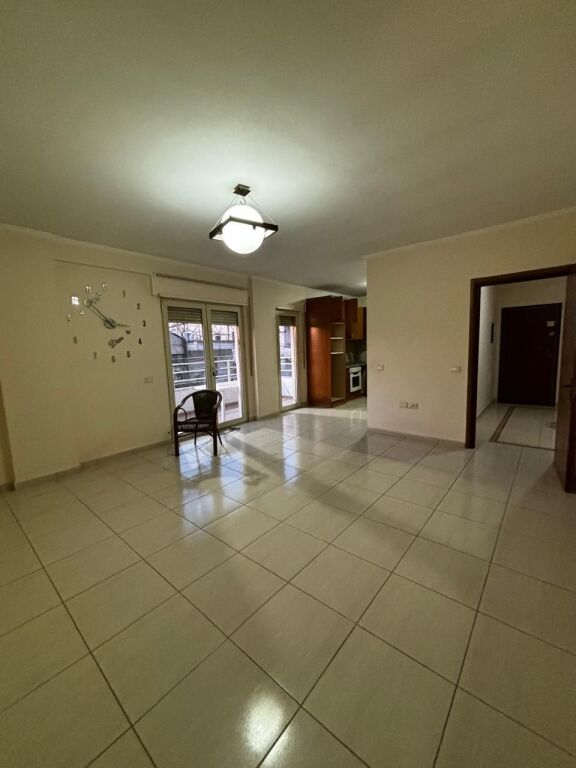 Shitet apartament 2+1+2 në Misto Mame