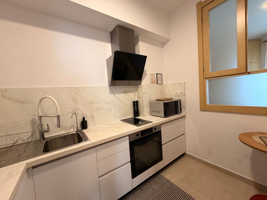 SHITET apartament 3+1 plot dritë tek HIPOTEKA e Tiranës