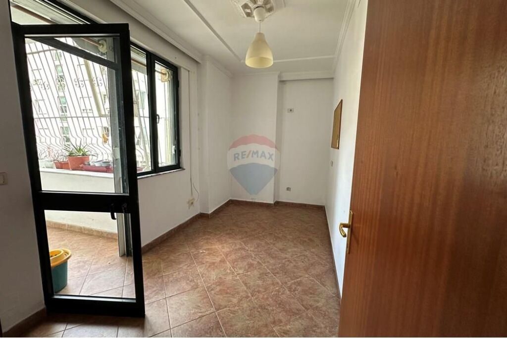 Zyrë - Për Qira - Bulevardi Gjergj Fishta, Tiranë