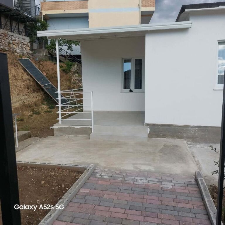 JEPET ME QERA SHTEPI PRIVATE ME OBORR DHE PARKING - TIRANE