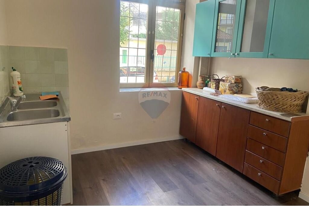 Zyrë - Për Qira - Rruga e Dibrës, Tiranë