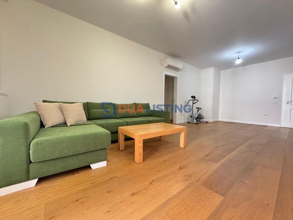 Vendiamo appartamento 2+1 con veranda a Kinostudio!