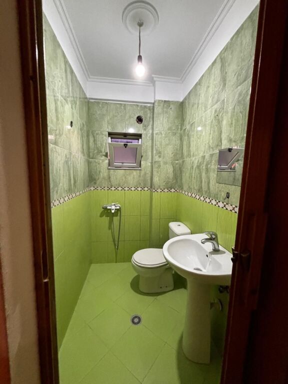 Shitet apartament 2+1+2 në Misto Mame