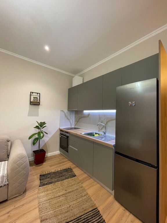 Affittasi appartamento 1+1, Via Kavajës, di fronte a Delijorgjit.