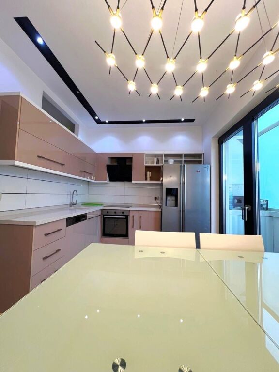 Vicino a "Kafe Flora", all'inizio della strada di Durazzo.  🔺️ Vendiamo super appartamento 2+1 con 2 bagni