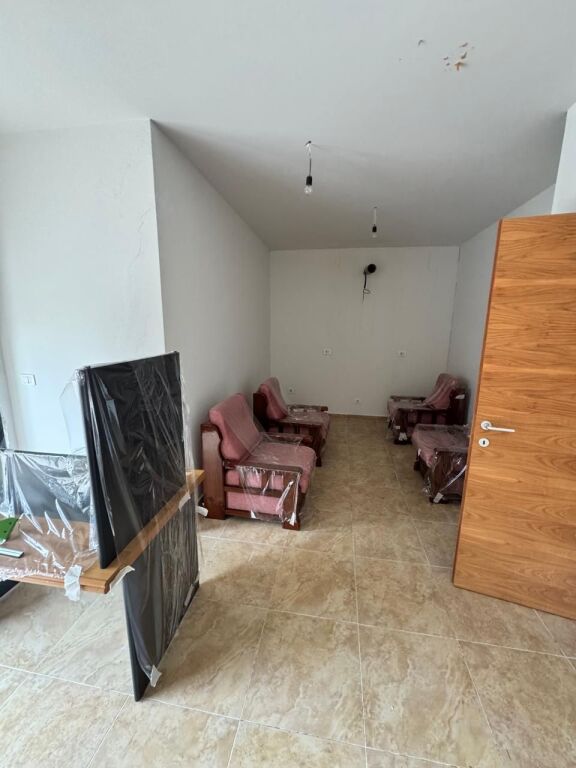 Locale commerciale in affitto 3+1+2 + 28 m2 veranda  (Sky towers)
